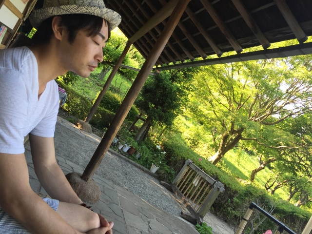 Kaus dan topi cocok dipakai saat suasana sejuk dan cerah di Jepang.