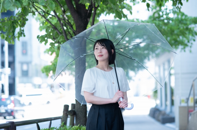 Blus dan rok lipit cocok dipakai ketika cuaca terik di Jepang, jangan lupa bawa payung untuk jaga-jaga bila hujan.