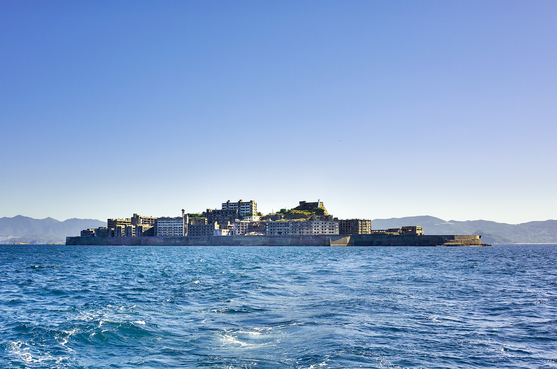 Pulau Hashima atau Gunkanjima, pulau tambang terbengkalai di Nagasaki, Jepang.