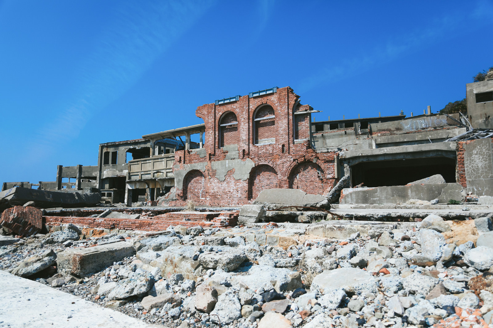 Reruntuhan bekas kantor tambang di Gunkanjima, pulau terbengkalai di Nagasaki, Jepang.
