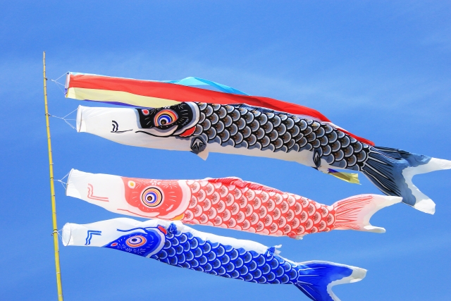 Koinobori, bendera ikan mas melambangkan perayaan Kodomo no Hi atau Hari Anak di Jepang.