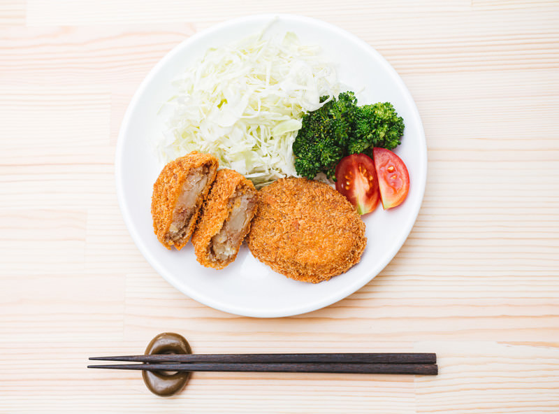 Ilustrasi kroket di restoran Jepang.