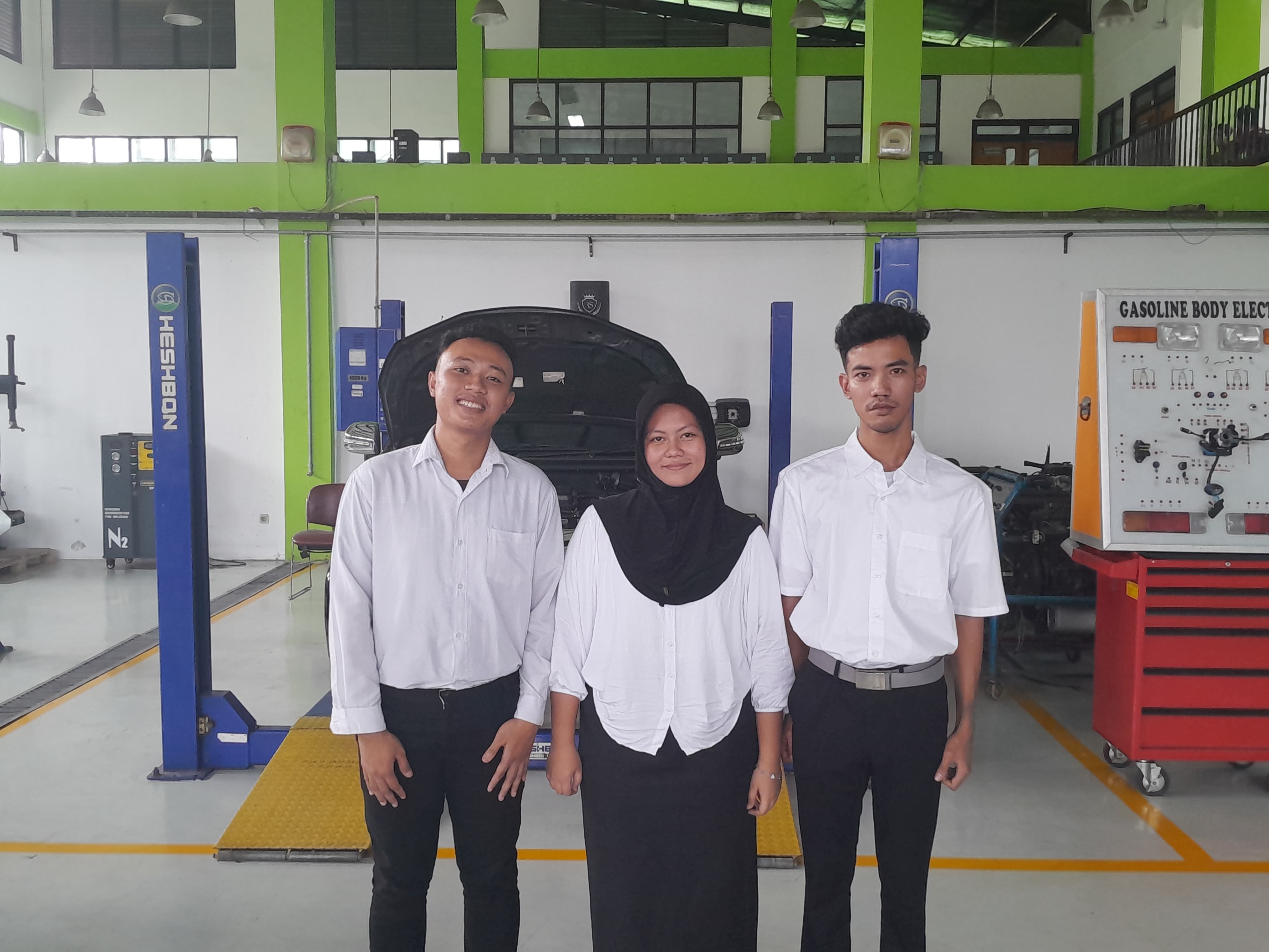 Dari kiri ke kanan, Fajar Ramdhan (19), Nabila Artika Safitri (19), dan Rafliansyah Adam Bagaskara (25) ikuti pelatihan magang kerja ke Jepang dari PPKD Jakarta Timur, Selasa (6/5/2025).