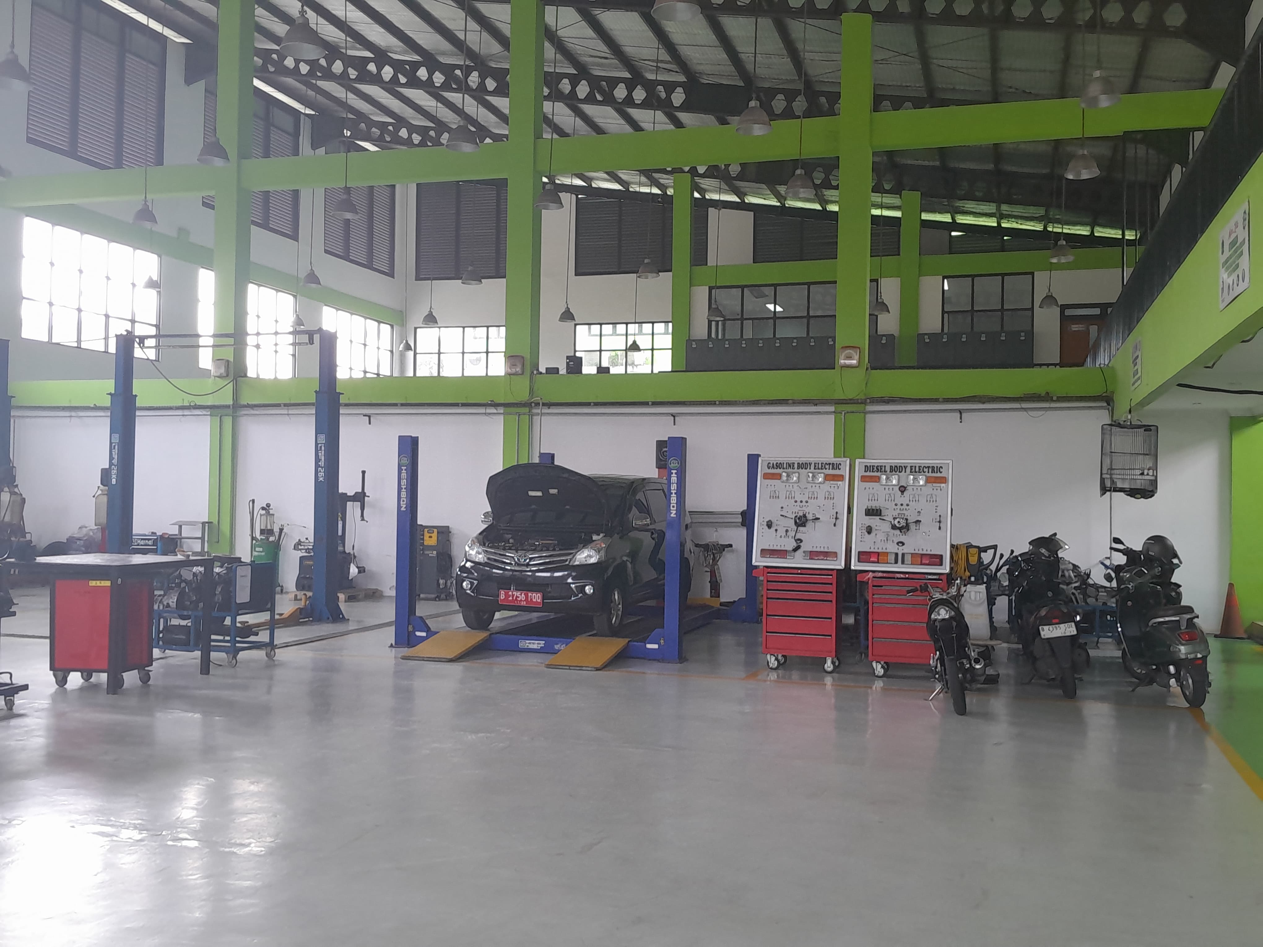 Ruang pelatihan otomotif di PPKD Jakarta Timur.