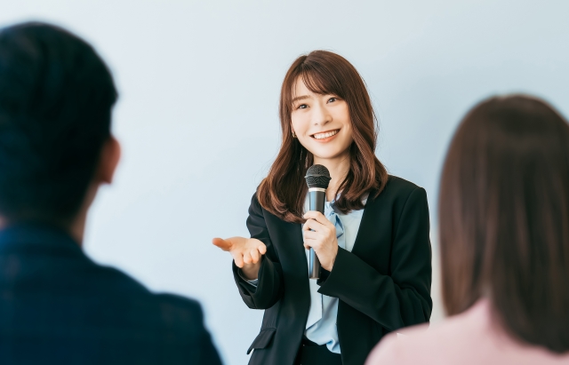 Ilustrasi pembicara seminar kerja di Jepang.