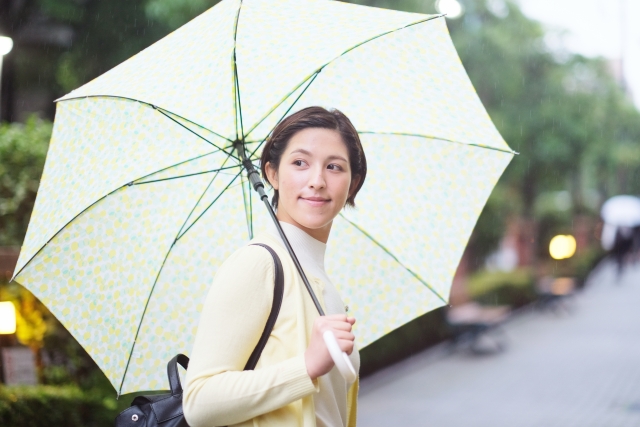 Outfit saat hujan musim semi di Jepang: kaus, outer, dan payung.