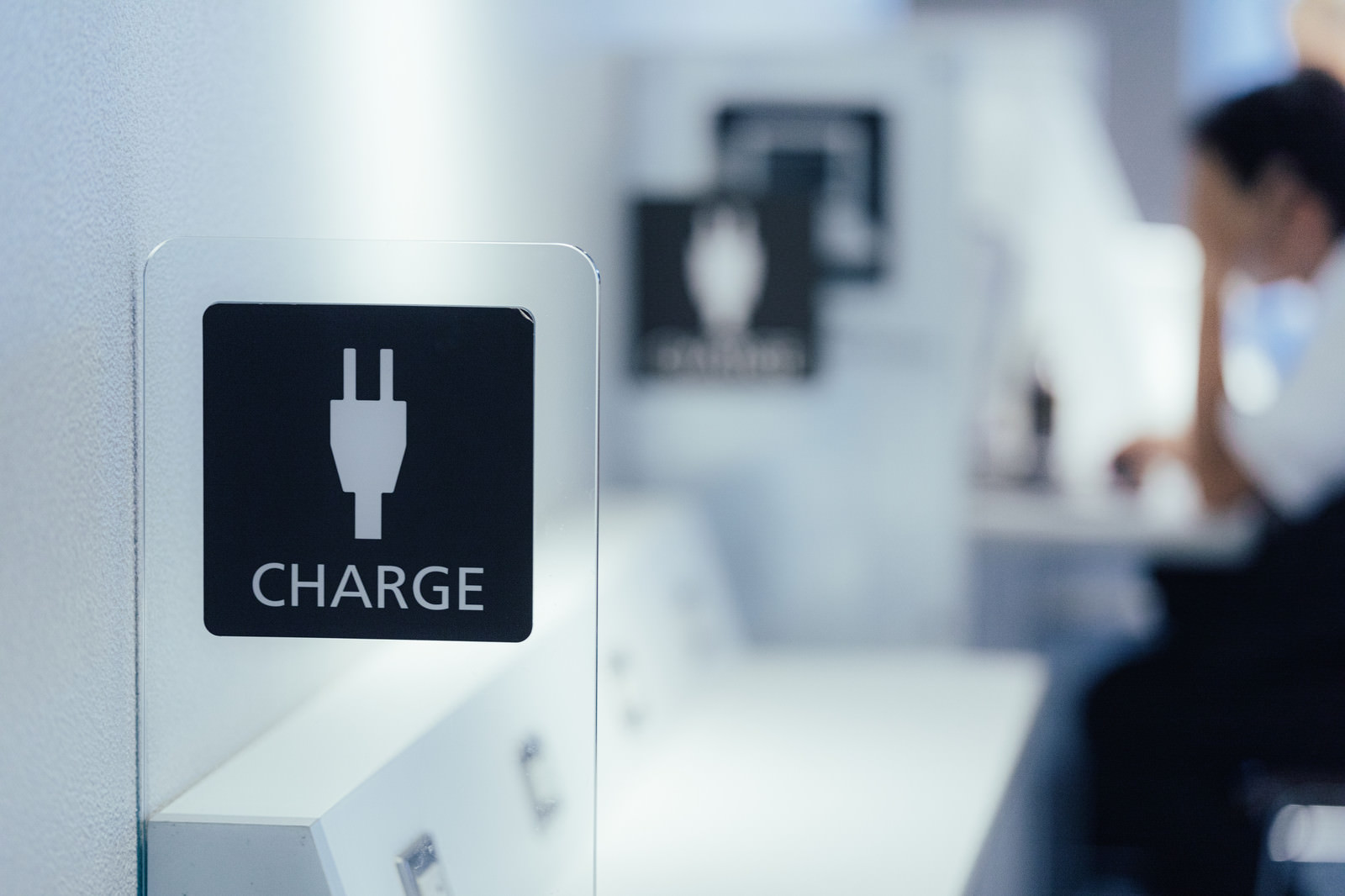 Ilustrasi charging station di bandara Jepang. Jangan sembarangan pakai stop kontak di ruang publik di Jepang.