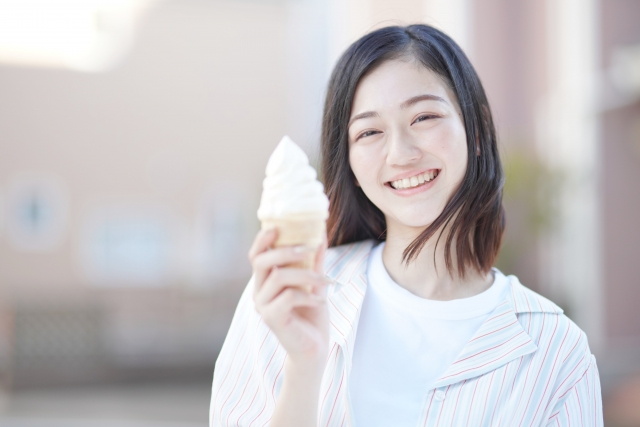 Kaus dan outer cocok dipakai saat cuaca panas di Jepang.