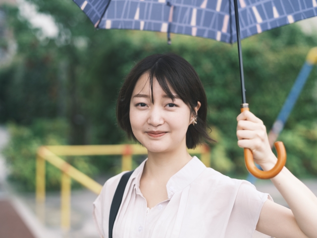 Pakailah blus dan bawa payung saat hujan di Jepang.