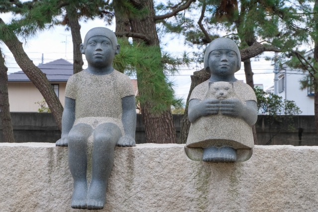 Patung batu figur Matsukaze di taman terbuka Kaizuka City di Osaka, Jepang.