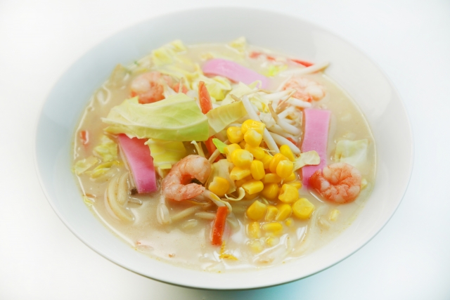 Nagasaki champon, ramen khas Nagasaki dengan topping daging babi, seafood, dan sayur.