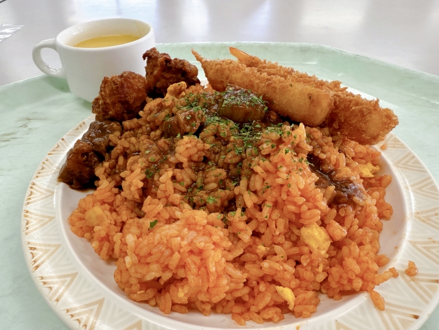 Turkish rice khas Nagasaki terdiri dari nasi goreng, spageti, dan katsu babi.