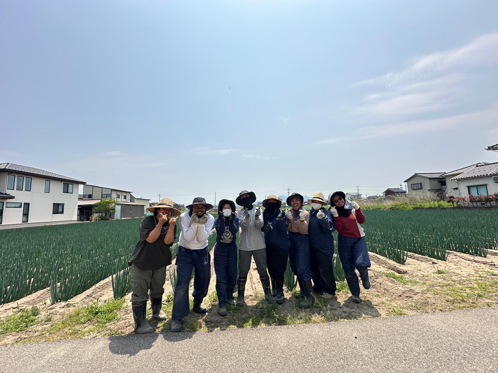 Teh Rina, dan sejumlah petani asal Indonesia di Matsubara Farm, Selasa (20/5/2025).