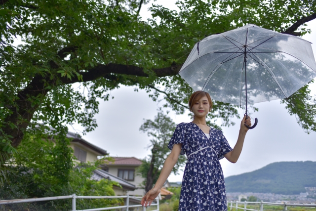 Pakailah dress dan bawa payung saat hujan di Jepang.