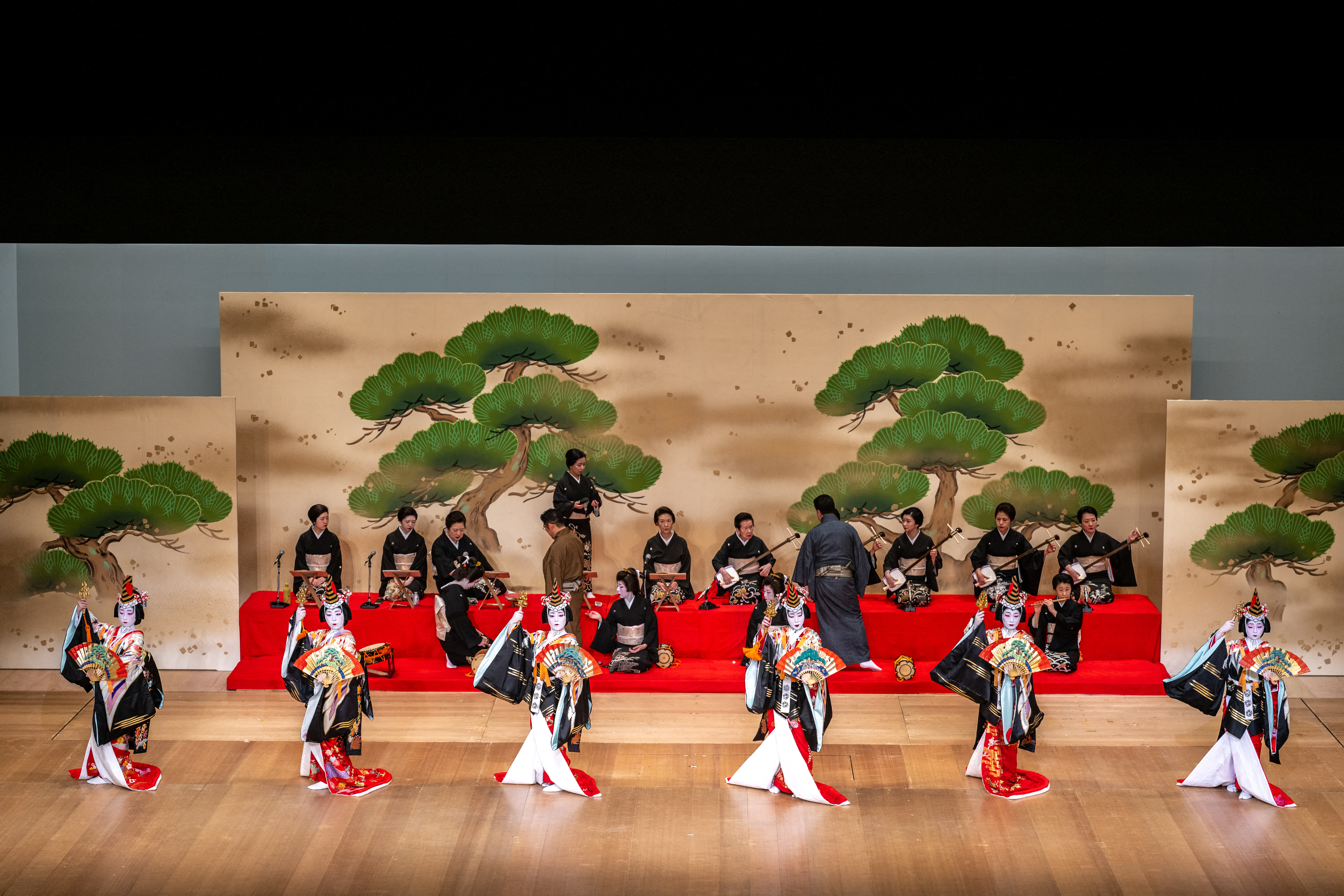 Para geisha Shinbashi sedang latihan di Teater Shinbashi Enbujo sebelum festival Azuma Odori ke-100 di Tokyo, (20/5/2025).