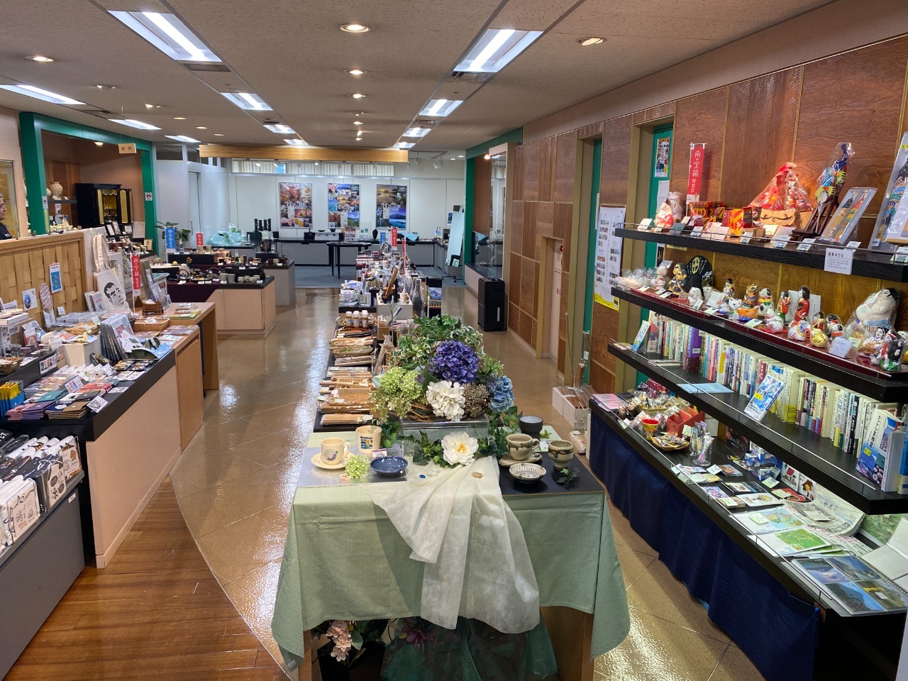 Kagoshima Yurakukan, antenna shop yang menjual produk lokal Kagoshima di Tokyo, Jepang.