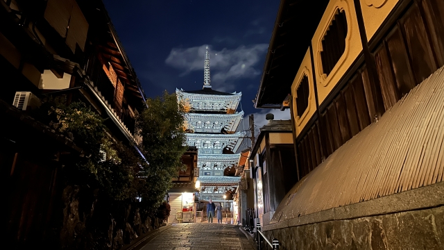 Yasaka Tower pada malam hari di Kyoto, Jepang.