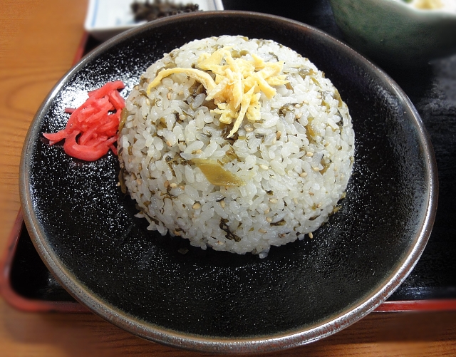 Takana-meshi, nasi campur takana alias sawi asin khas Prefektur Kumamoto, Jepang.