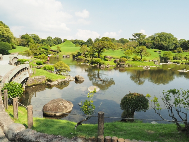 Taman Suizenji Jojuen di Prefektur Kumamoto dengan miniatur Gunung Fuji dan kolam tradisional Jepang.