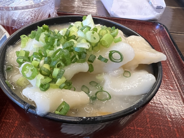 Dago-jiru, sup berisi pangsit basah dan aneka sayur.
