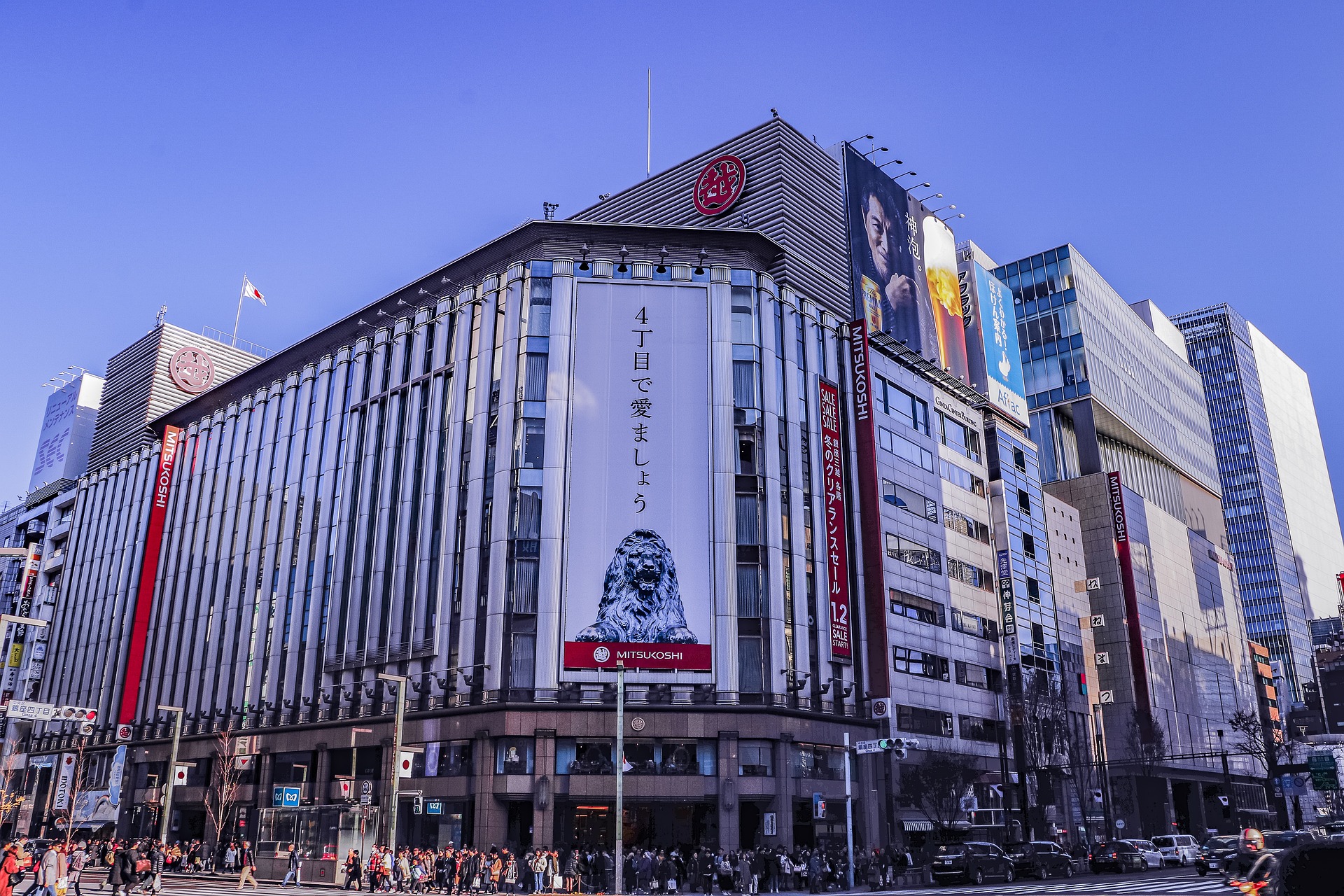 Ginza adalah salah satu shopping district terkenal di Tokyo.