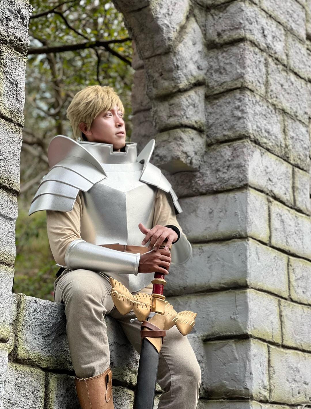 Andy, cosplayer asal Kota Malang yang berperan sebagai Laios Touden, karakter dari manga & anime Delicious in Dungeon. Cosplay membuat Andy lebih percaya diri terutama saat memerankan karakter yang kuat dan karismatik.