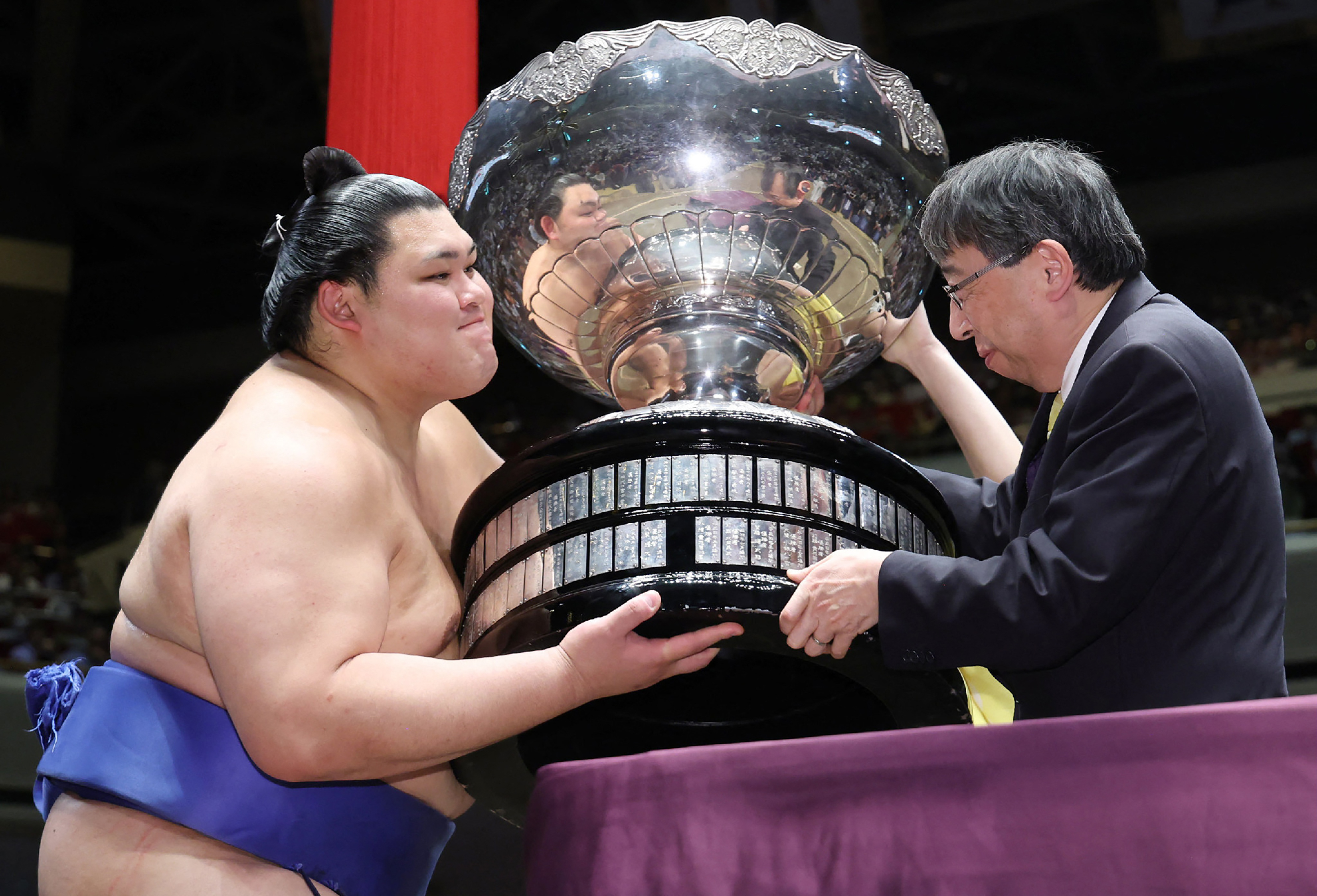 Pegulat sumo dengan pangkat ozeki bernama Onosato mengangkat Piala Perdana Menteri pada hari terakhir turnamen Grand Sumo Musim Panas yang berlangsung selama 15 hari di Tokyo pada 25 Mei 2025. Ia meraih catatan 14 kemenangan dan 1 kekalahan untuk gelar juara keempat dalam kariernya. Meski kalah di hari terakhir, Onosato kabarnya akan naik ke pangkat tertinggi dalam sumo yaitu yokozuna atau juara besar dalam beberapa hari ke depan.