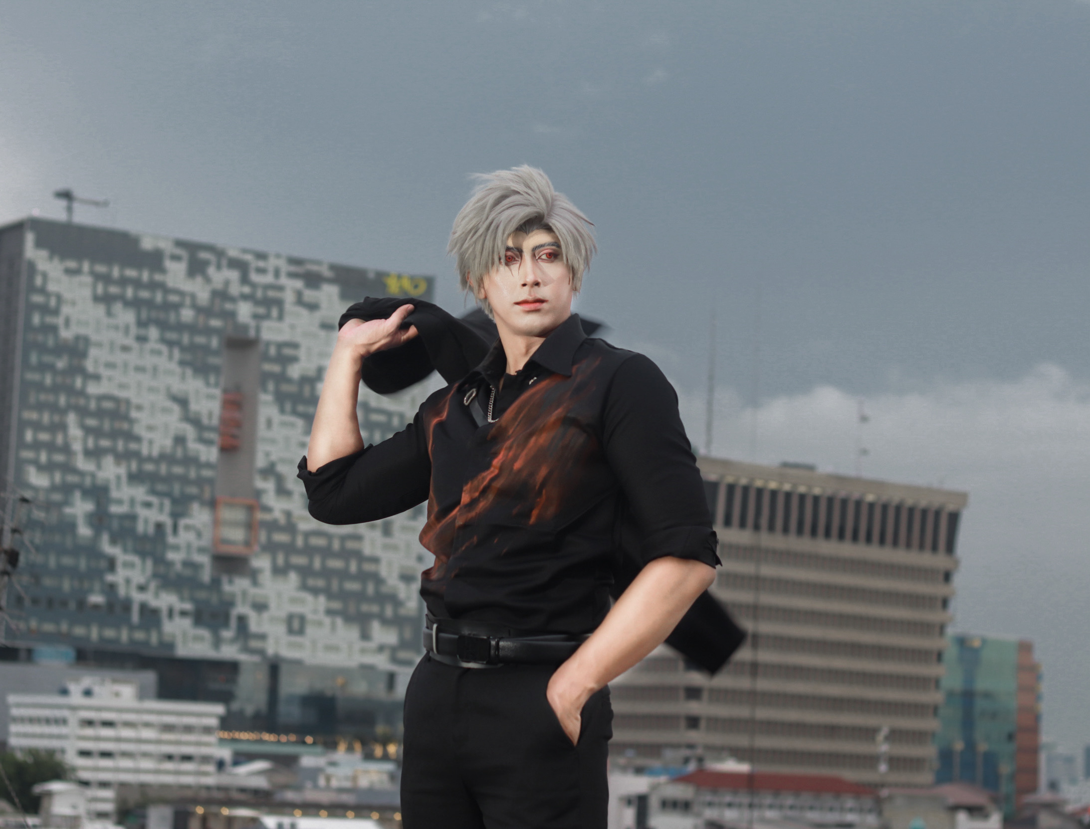 Andy, cosplayer asal Kota Malang yang berperan sebagai Sylus, karakter dari otome game 3D. Cosplay membuat Andy lebih percaya diri terutama saat memerankan karakter yang kuat dan karismatik.