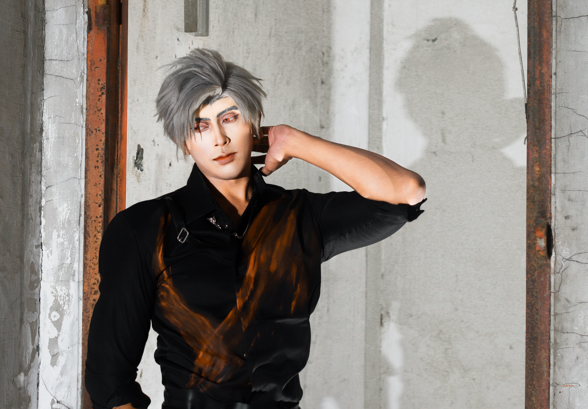 Andy, cosplayer asal Kota Malang yang berperan sebagai Sylus, karakter dari otome game 3D. Cosplay membuat Andy lebih percaya diri terutama saat memerankan karakter yang kuat dan karismatik.