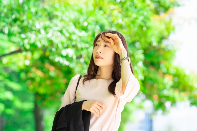 Seorang wanita mengenakan outfit blouse dengan outer.