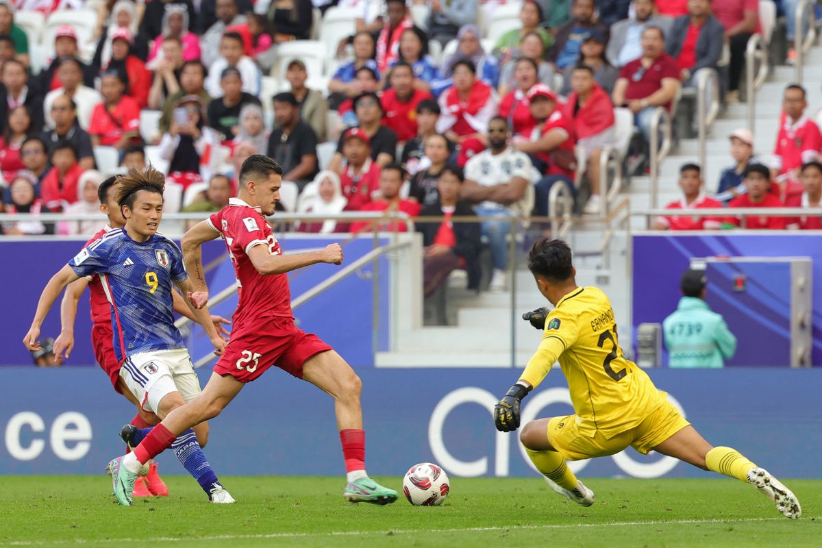 Kiper timnas Indonesia Ernando Ari (kuning) berlari menyelamatkan bola pada pertandingan sepak bola Grup D Piala Asia 2023 Qatar antara Jepang vs Indonesia di Stadion al-Thumama di Doha pada 24 Januari 2024.