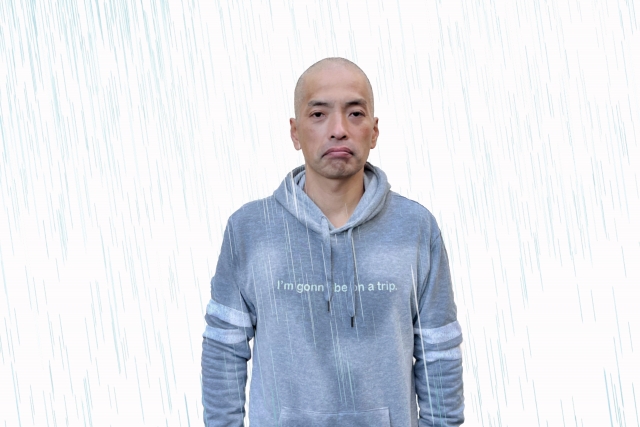 Seorang pria mengenakan sweater capuchon.