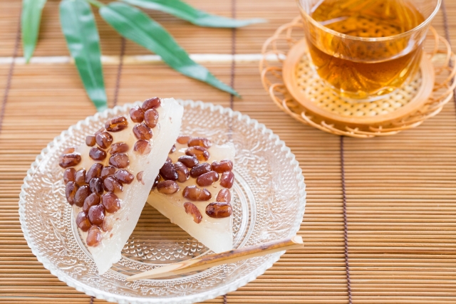 Minazuki, kue manis khas Jepang terbuat dari tepung beras dan kacang merah azuki. Kue manis ini biasa disantap saat awal musim panas pada Juni di Kyoto.