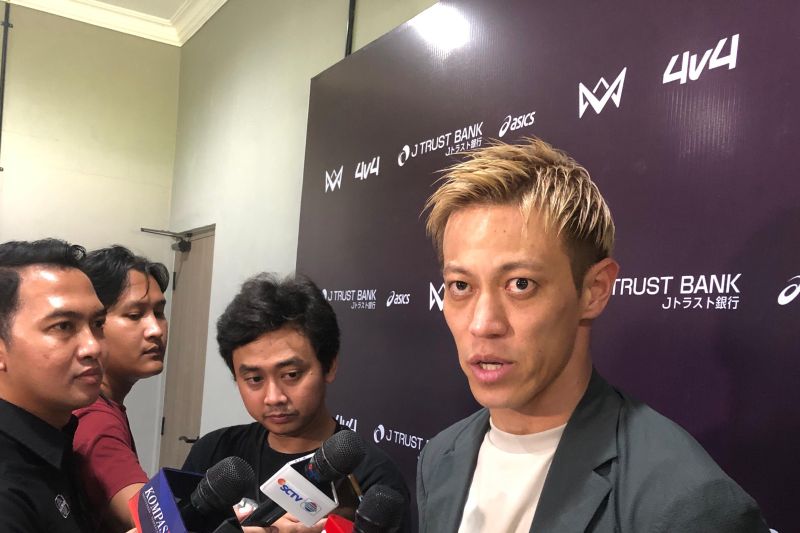 Legenda timnas Jepang Keisuke Honda ketika ditemui awak media di Stadion ASIOP, Jakarta Pusat, Minggu (8/6/2025).