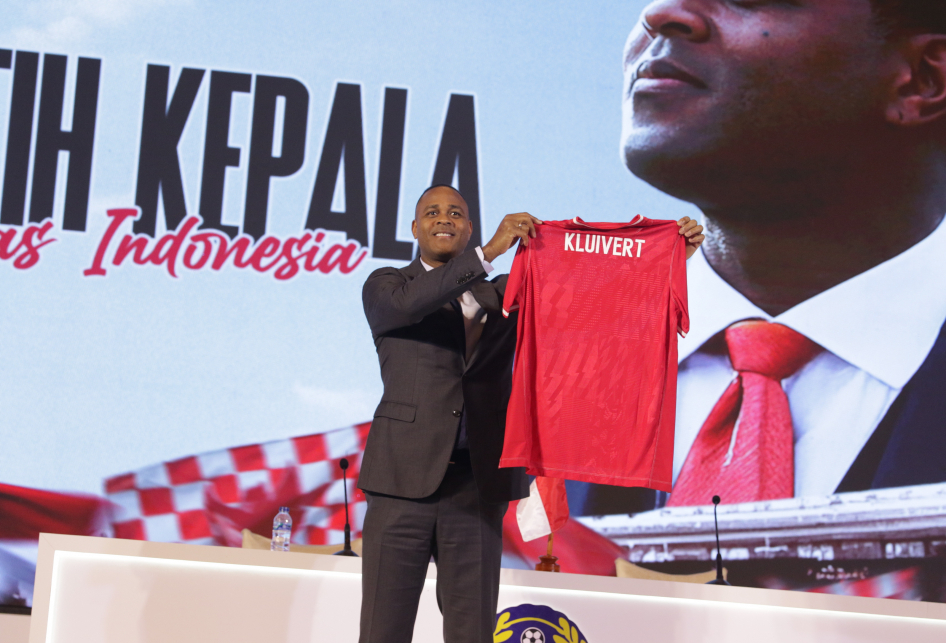 Pelatih baru Timnas Indonesia Patrick Kluivert berfoto dengan menunjukan jersi timnas sesaat setelah konferensi pers di Hotel Mulia, Senayan, Jakarta Pusat, Minggu (12/1/2025). Juru taktik asal Belanda ini akan mulai memimpin tim Garuda dalam Kualifikasi Piala Dunia 2026 Zona Asia.