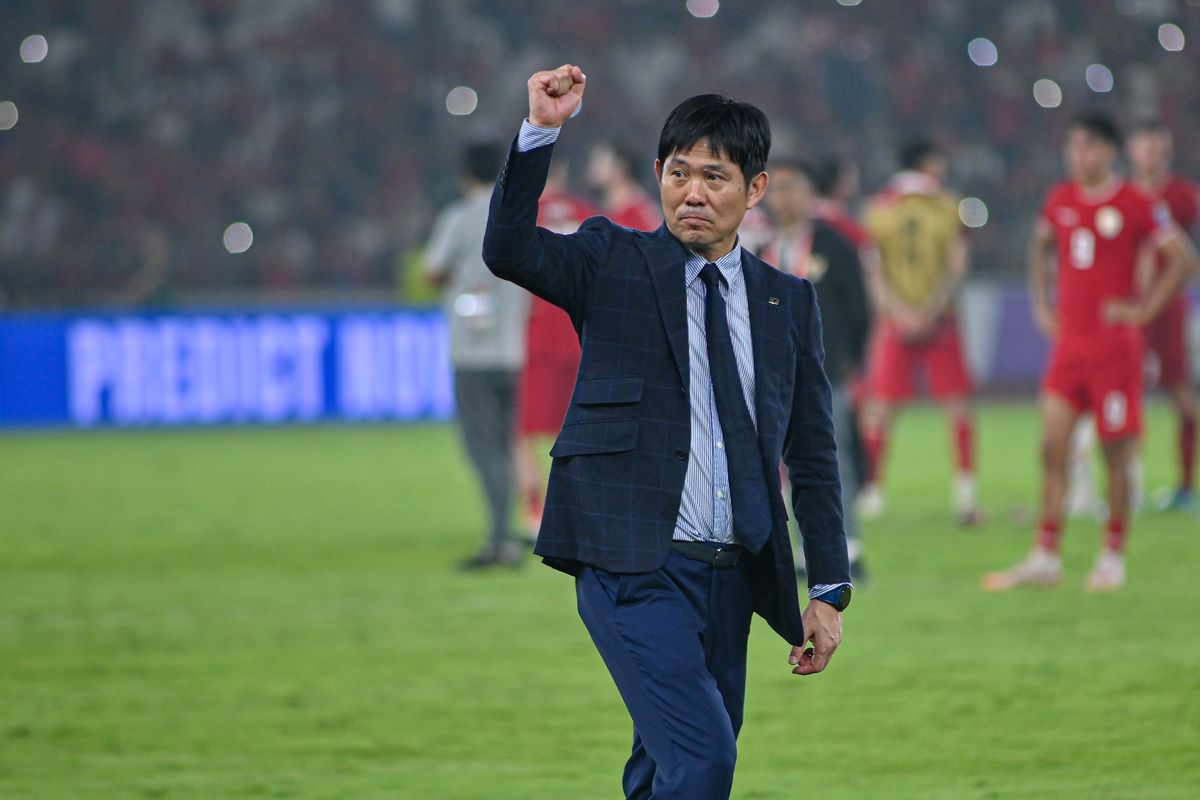 Pelatih Timnas Jepang Hajime Moriyasu saat menghampiri tribun timur yang ditempati fan tim Samurai Biru dalam pertandingan Kualifikasi Piala Dunia 2026 Zona Asia antara Indonesia vs Jepang, Jumat (15/11/2024) di Stadion Gelora Bung Karno Jakarta.