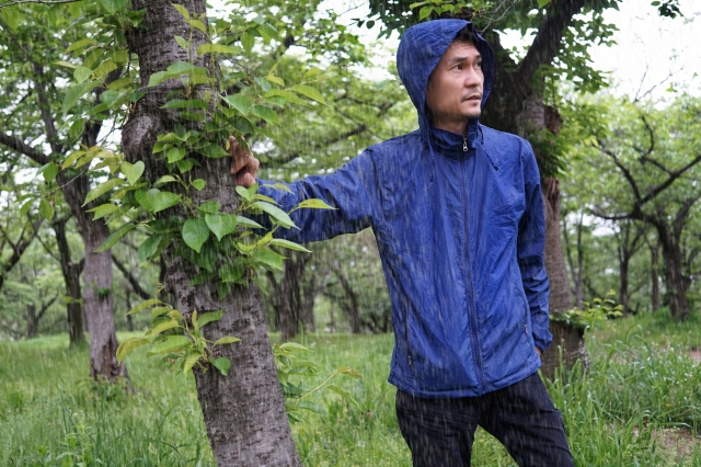 Seorang pria mengenakan outfit jaket berbahan rayon.