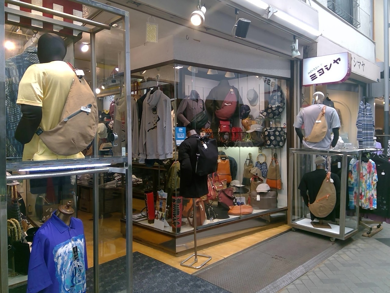 Toko Asakusa Miyakoya di Tokyo menjual berbagai pakaian bermotif khas Jepang yang cocok dijadikan oleh-oleh.