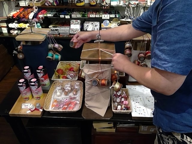 Toko Kiryudo Asakusa di Tokyo menjual tali anyaman khas Jepang yang cocok buat oleh-oleh atau hadiah.