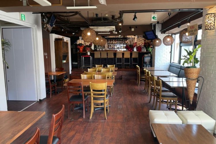 Interior Garuda Cafe, kafe Indonesia di kawasan Stasiun JR Kamata, Tokyo, Jepang.