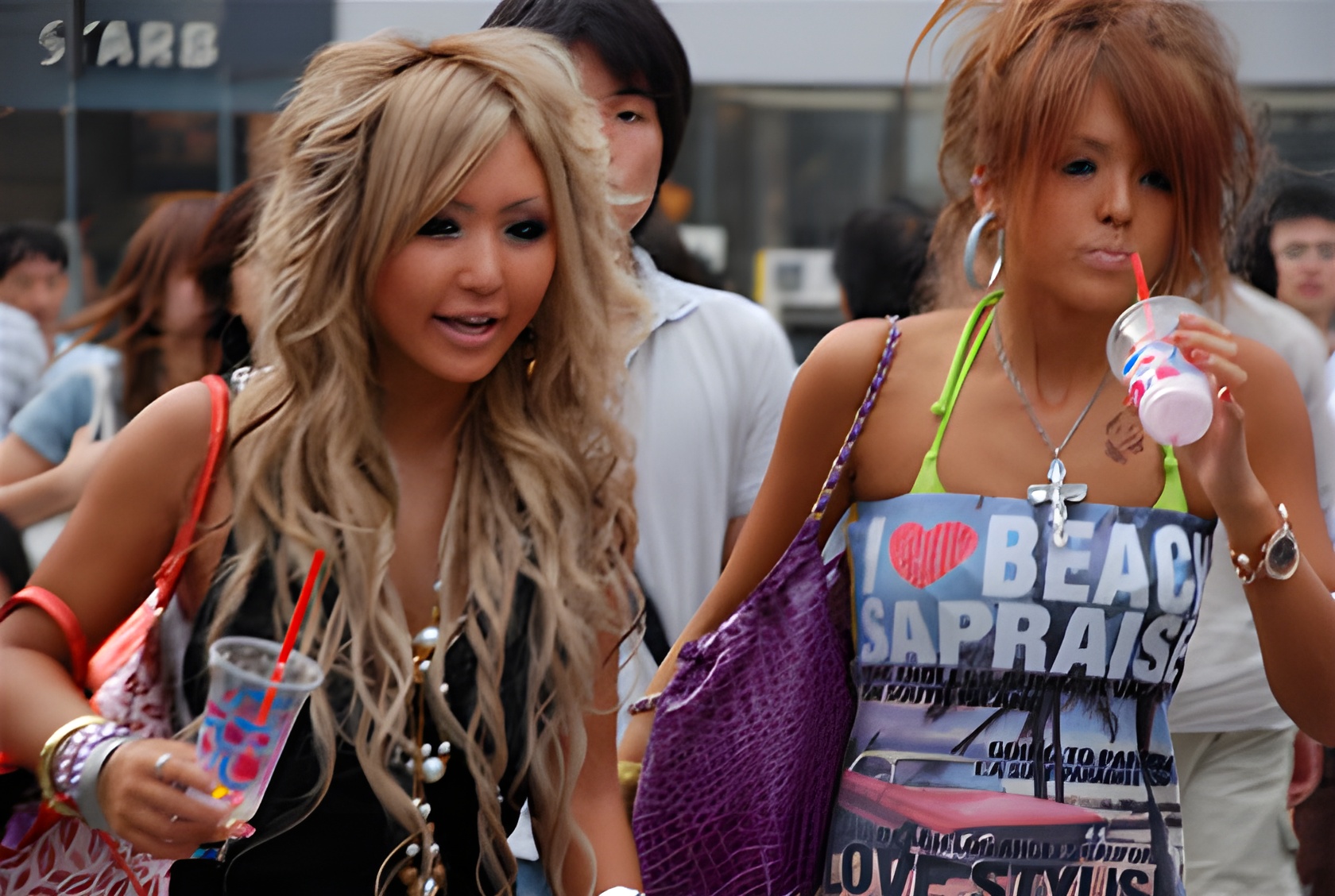 Gyaru bukan sekadar makeup melainkan gaya hidup yang dobrak standar kecantikan tradisional Jepang, (15/8/2007).