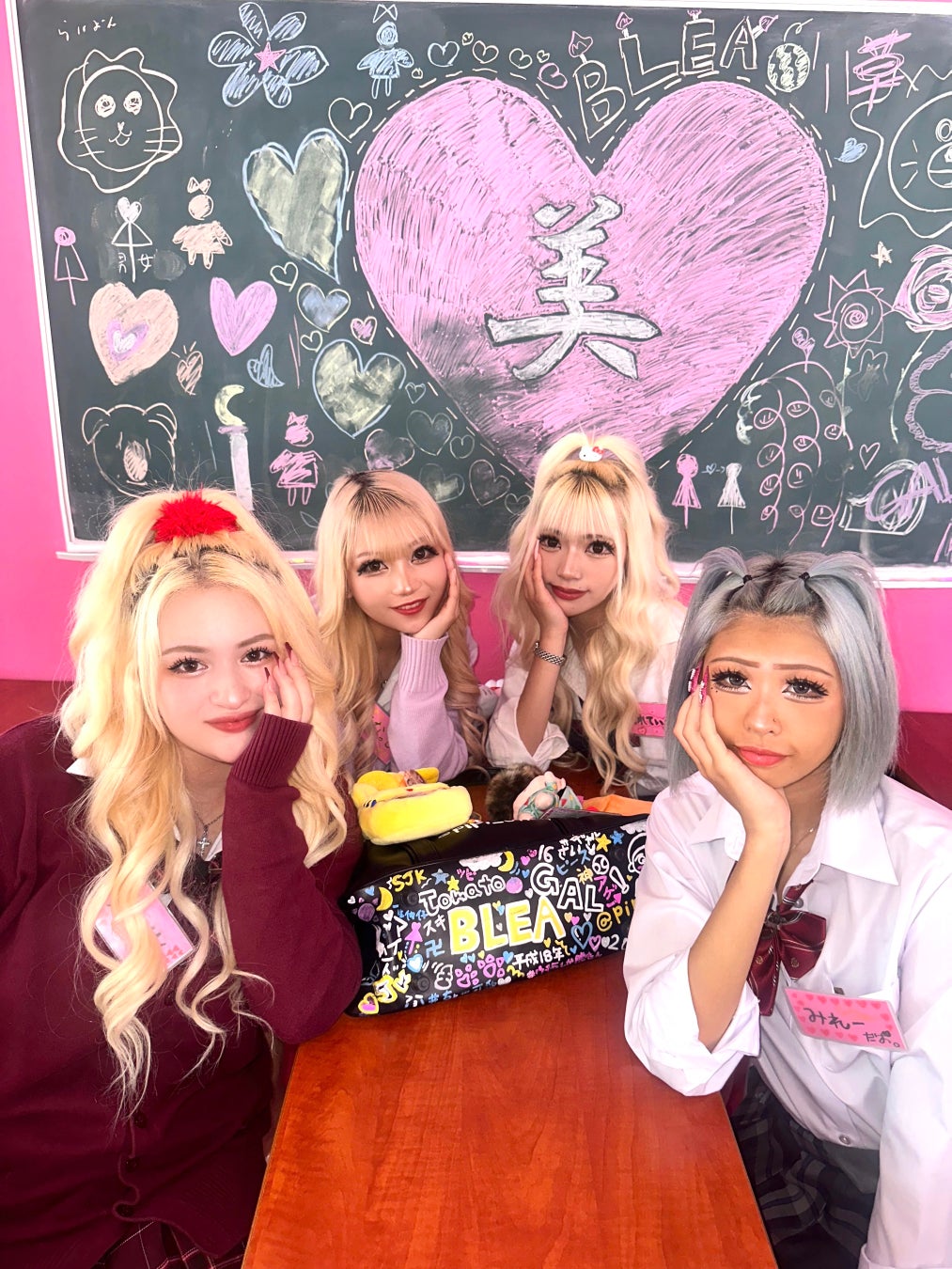 Siswa sekolah gyaru BLEA Gakuen di Jepang dengan make up mata dramatis. Gyaru merupakan subkultur di Jepang yang lawan standar kecantikan tradisional.