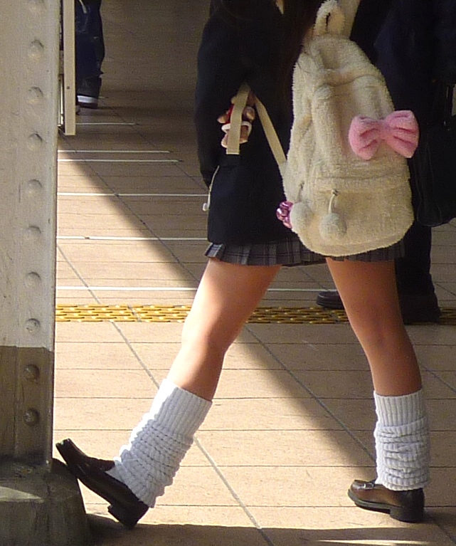 Kaus kaki longgar besar, salah satu fashion statement gyaru.