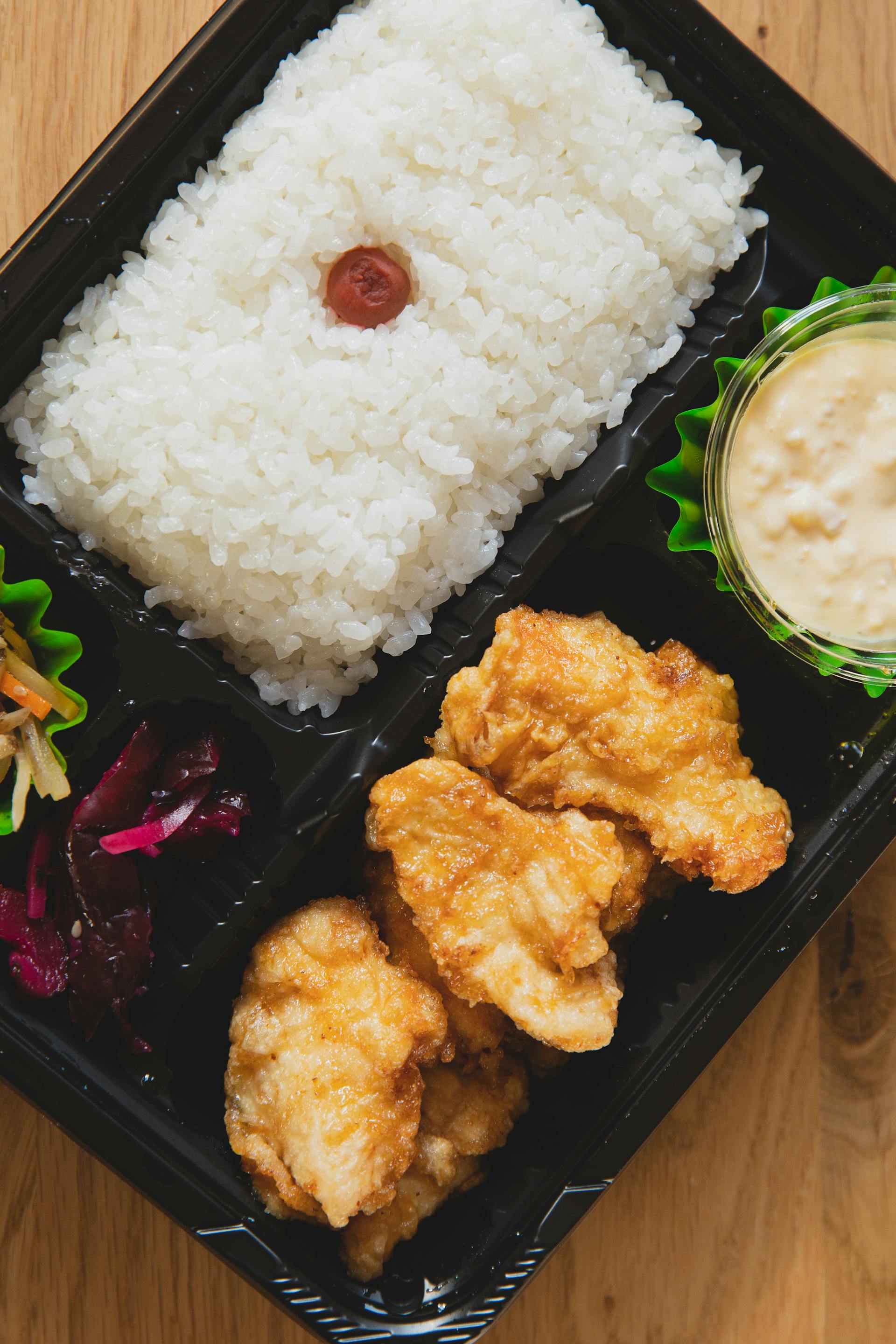 Hinomaru bento, satu buah umeboshi di atas nasi putih terlihat seperti bendera Jepang atau hinomaru.