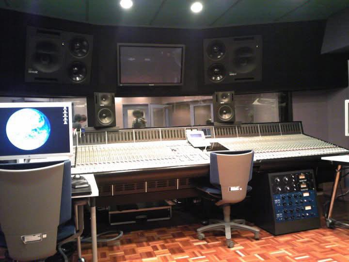 Studio sound recording di senmon gakkou atau sekolah kejuruan tempat Dewi belajar.
