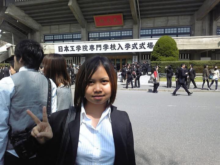 Dewi saat acara penerimaan siswa masuk senmon gakkou pada 2010.