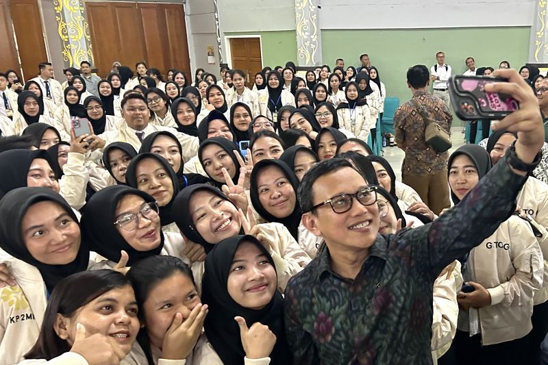 Menteri Pelindungan Pekerja Migran Indonesia Abdul Kadir Karding (depan kanan) berswafoto dengan pekerja migran penempatan Jepang di Depok, Jawa Barat, Selasa (17/6/2025).
