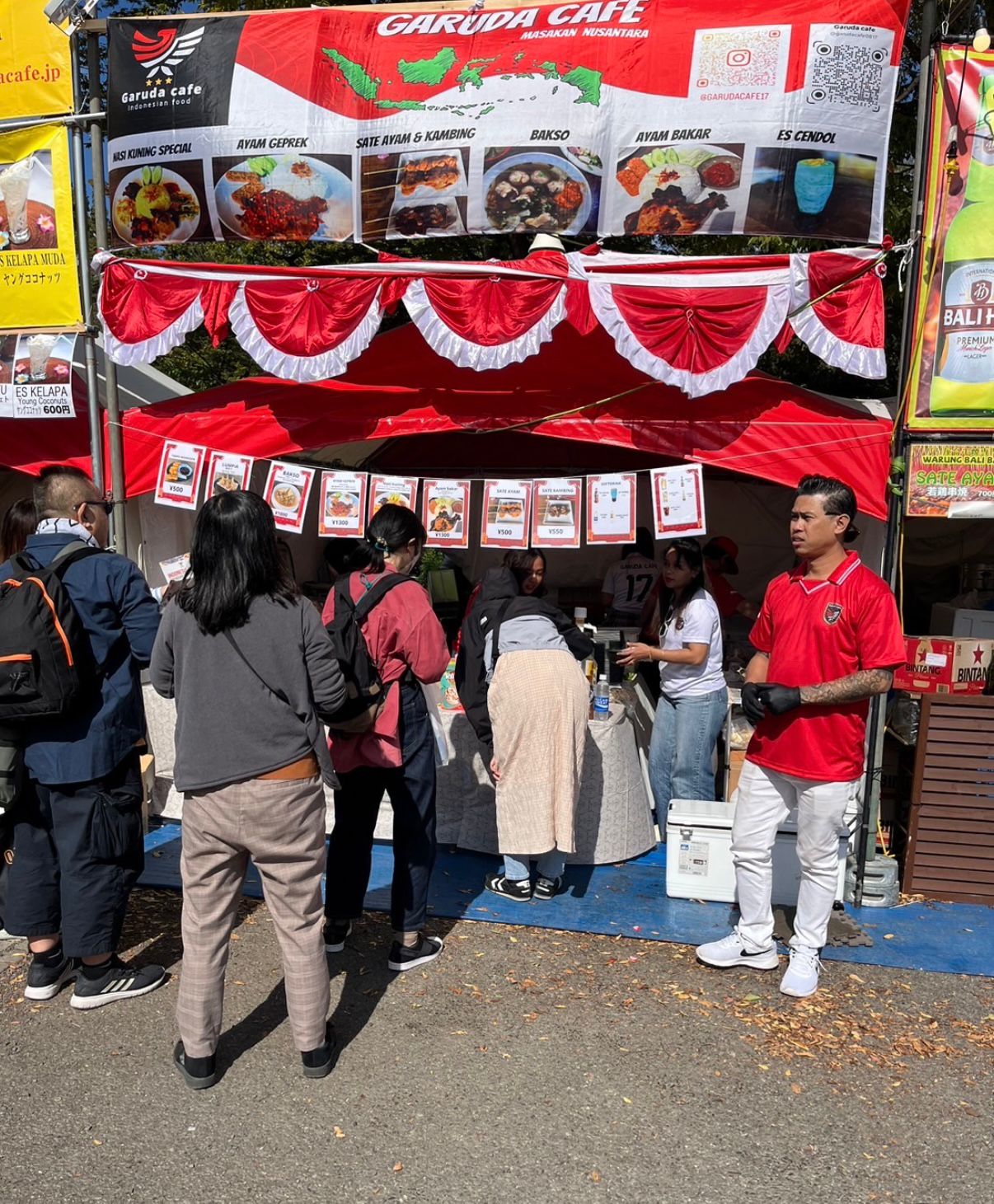 Swasta Putra Dianto, pemilik Garuda Cafe di Tokyo, Jepang, ketika berjualan di Indonesia Festival.