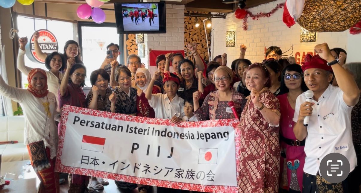 Swasta Putra Dianto, pemilik Garuda Cafe di Tokyo, Jepang, bersama komunitas diaspora Indonesia di Jepang.