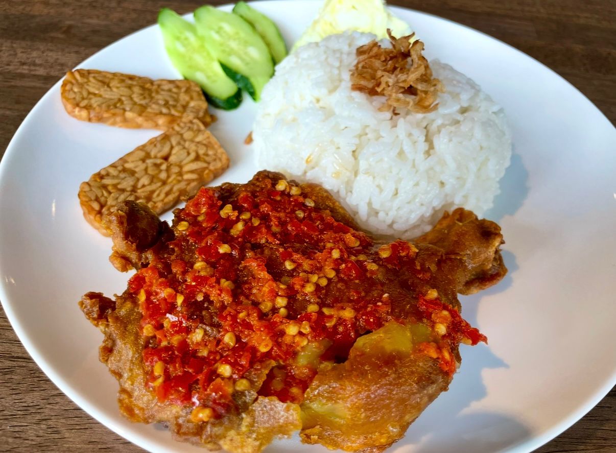 Ayam geprek, menu Garuda Cafe paling laris di antara pengunjung Indonesia.